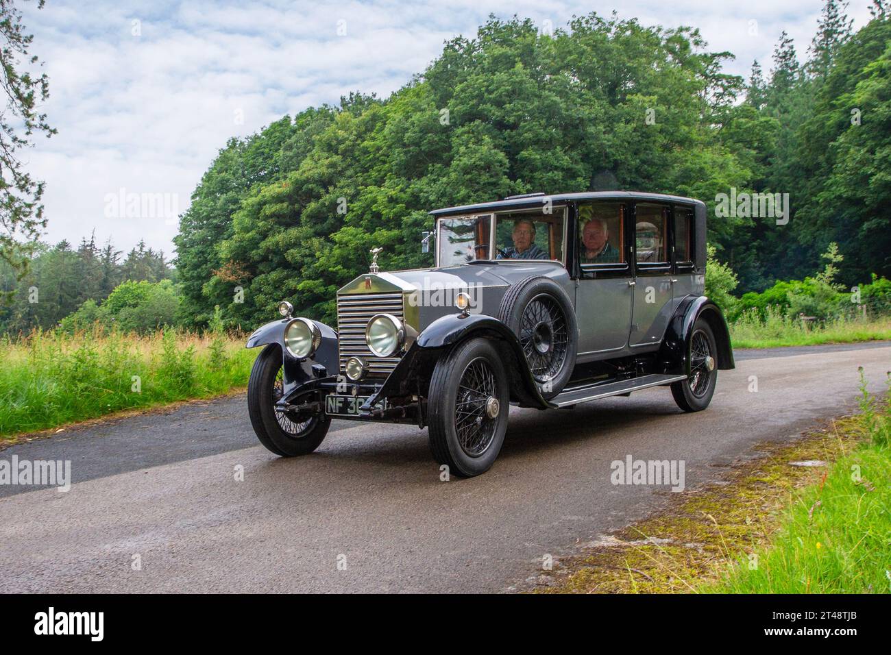 ROLLS-ROYCE PHANTOM I Saloon des années 1929 20 ; berline Rolls Royce d'avant-guerre restaurée grise, moteur six cylindres en ligne de 7 668 cm3 ; arrivée au salon de voitures anciennes et classiques Holker Hall, Royaume-Uni Banque D'Images
