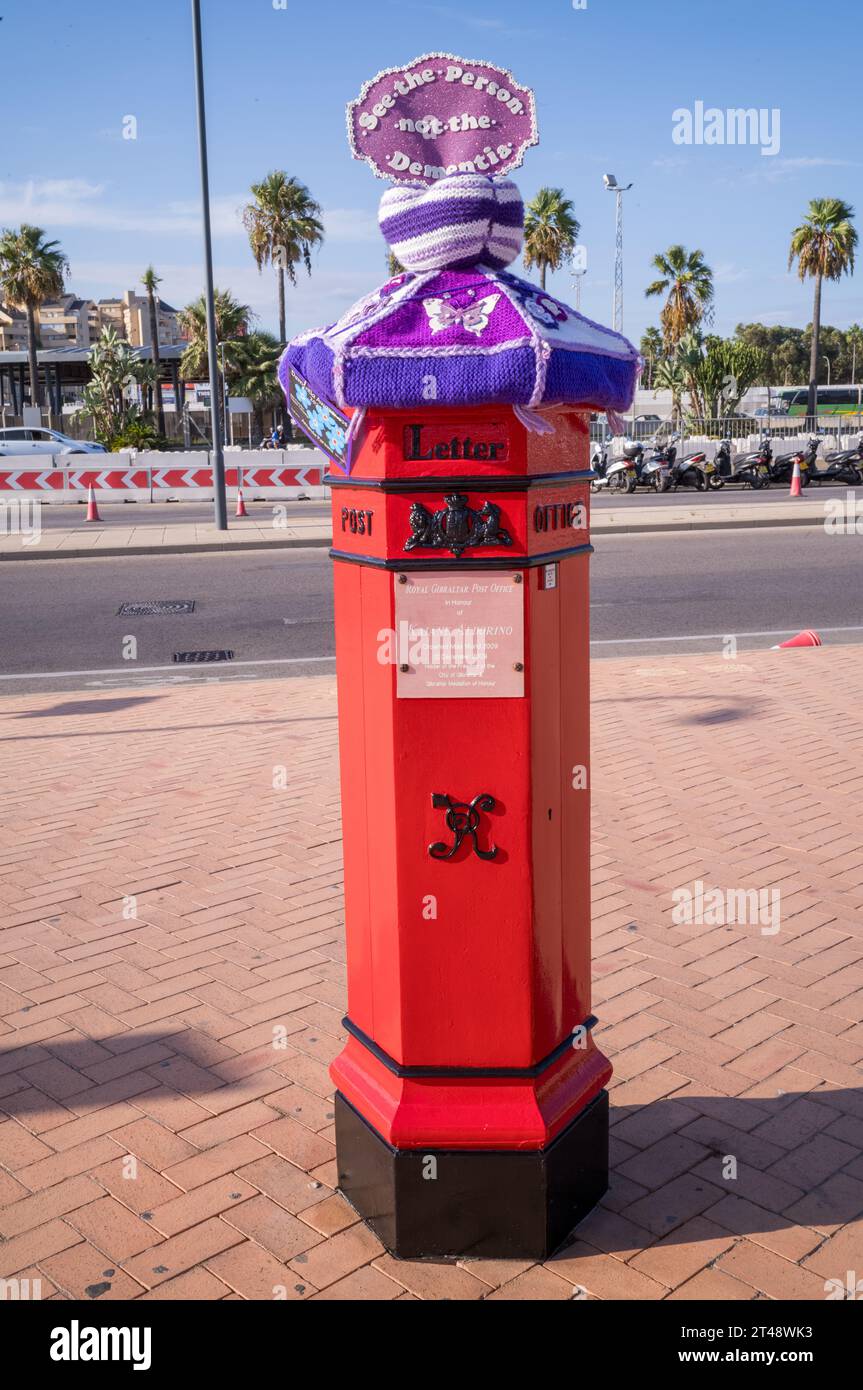 Replica Queen Victoria Penfold boîte aux lettres dédiée à Kaiane Aldorino, gagnante Miss monde en 2009, et située à l'extérieur de l'aéroport de Gibraltar par la frontière Banque D'Images