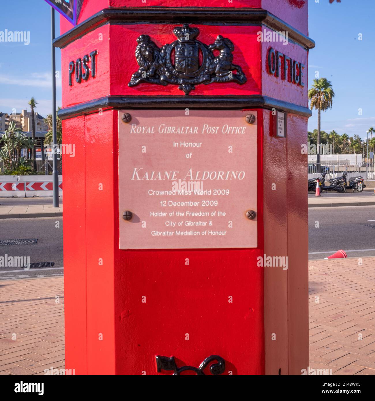 Replica Queen Victoria Penfold boîte aux lettres dédiée à Kaiane Aldorino, gagnante Miss monde en 2009, et située à l'extérieur de l'aéroport de Gibraltar par la frontière Banque D'Images