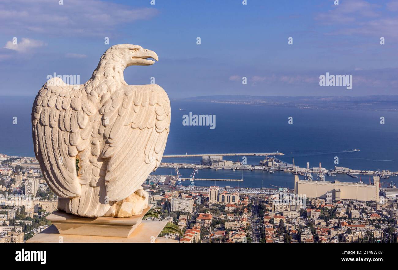 La statue d'aigle sur la clôture du jardin Bahai avec vue sur la ville israélienne de Haïfa, le port et la mer Méditerranée. Banque D'Images
