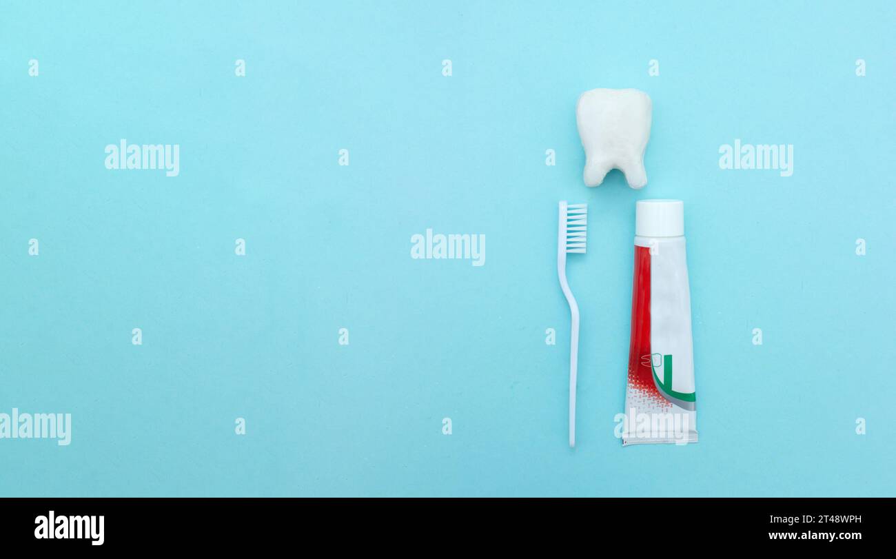 Moyens pour soigner la cavité buccale. Nouvelle brosse à dents avec dentifrice gros plan sur fond bleu. Concept dentaire professionnel Banque D'Images