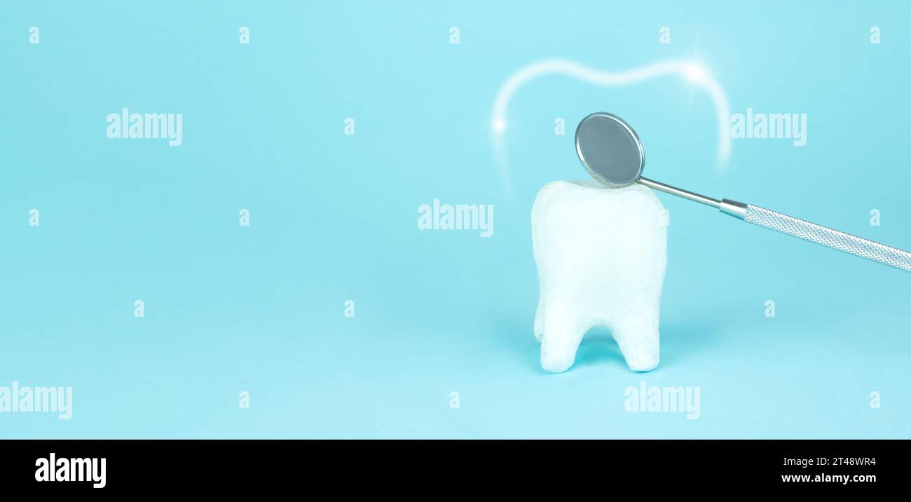 Vortex de mousse autour des dents blanches et du miroir buccal du dentiste, protection et blanchiment, dents protégées brillant brillamment sur un fond bleu. Orthodontique d Banque D'Images