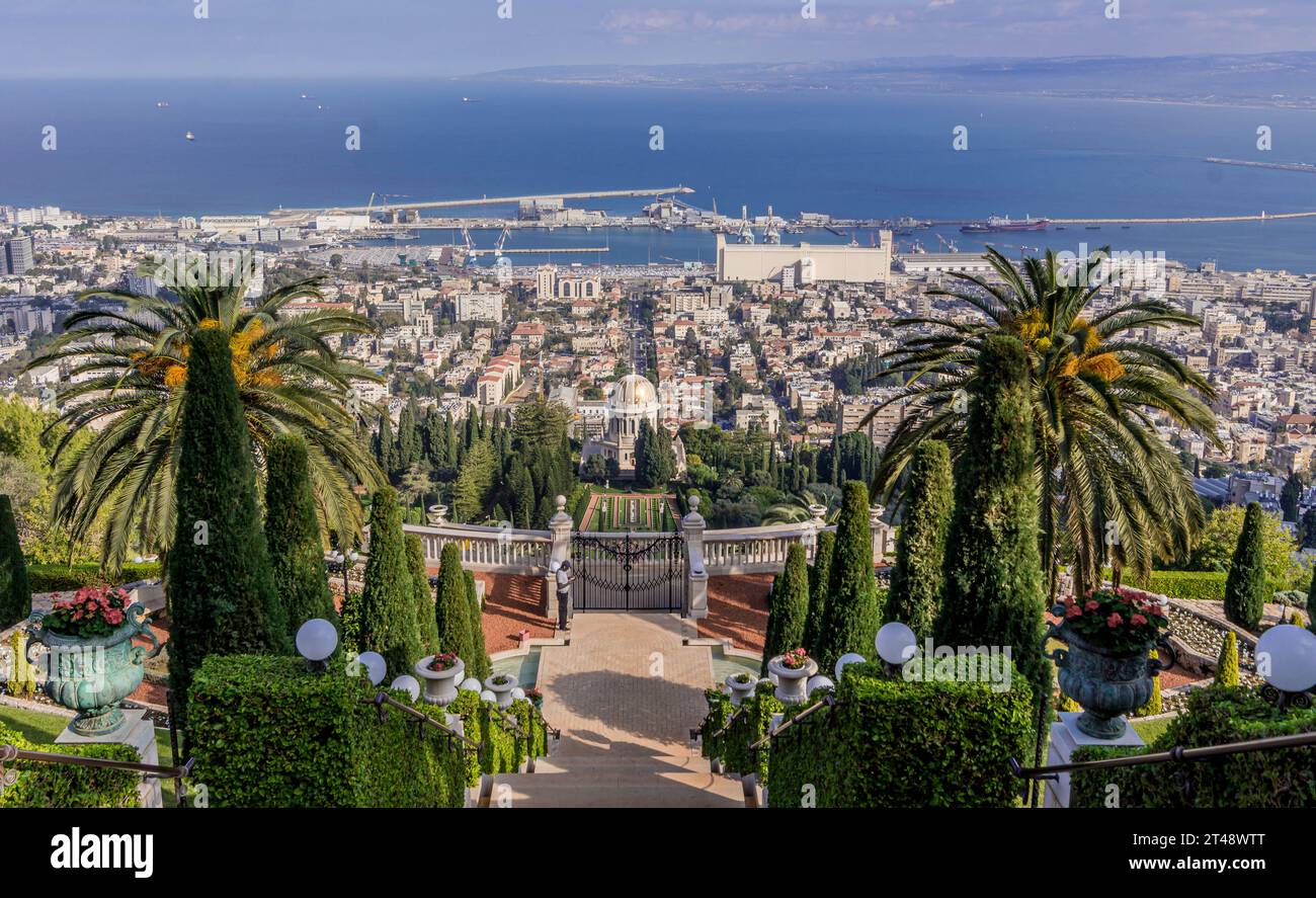 Les jardins Bahai et le sanctuaire du Bab sur la ville israélienne de Haïfa, le port naval, le centre-ville et la mer Méditerranée. Les jardins Bahai et le sanctuaire de t Banque D'Images