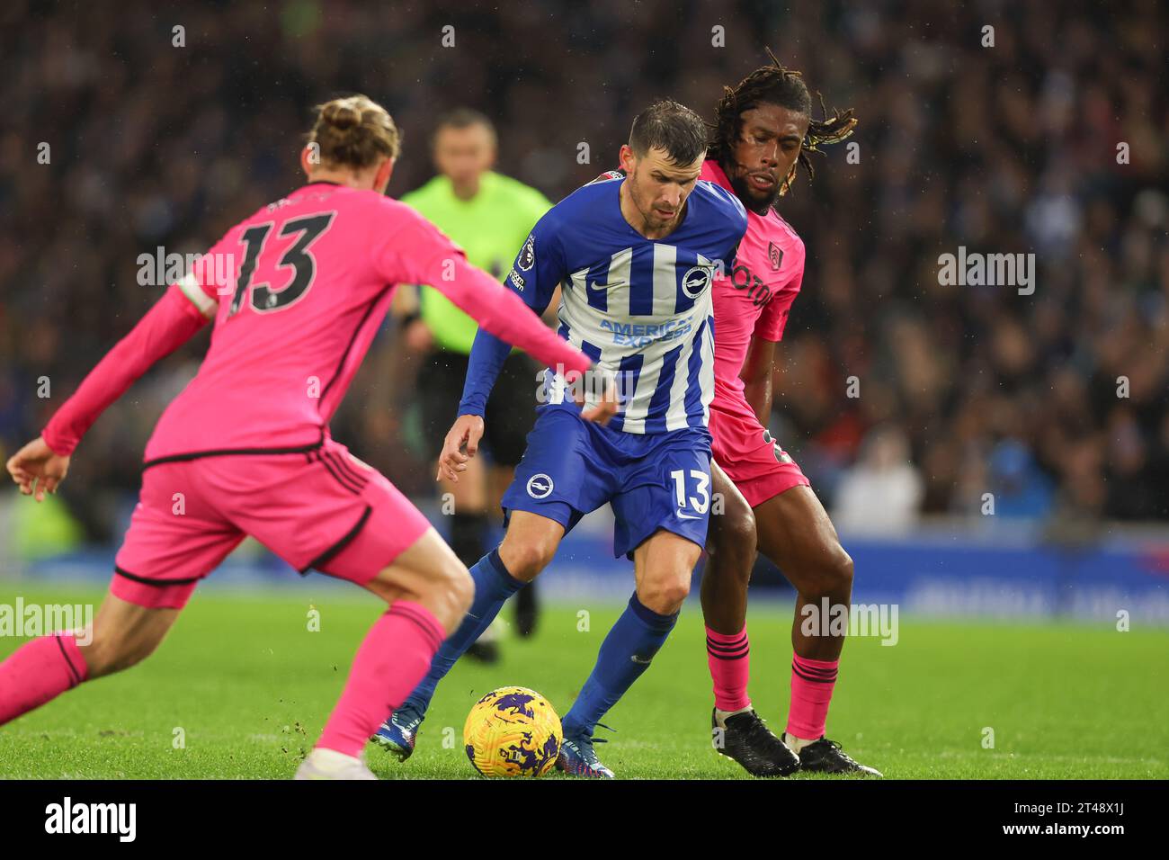 Brighton et Hove, Royaume-Uni. 29 octobre 2023. Pascal Gro§ de Brighton & Hove Albion est défié par Alex Iwobi et Tim Ream de Fulham lors du match de Premier League entre Brighton et Hove Albion et Fulham au American Express Community Stadium, Brighton et Hove, Angleterre le 29 octobre 2023. Photo de Ken Sparks. Usage éditorial uniquement, licence requise pour un usage commercial. Aucune utilisation dans les Paris, les jeux ou les publications d'un seul club/ligue/joueur. Crédit : UK Sports pics Ltd/Alamy Live News Banque D'Images