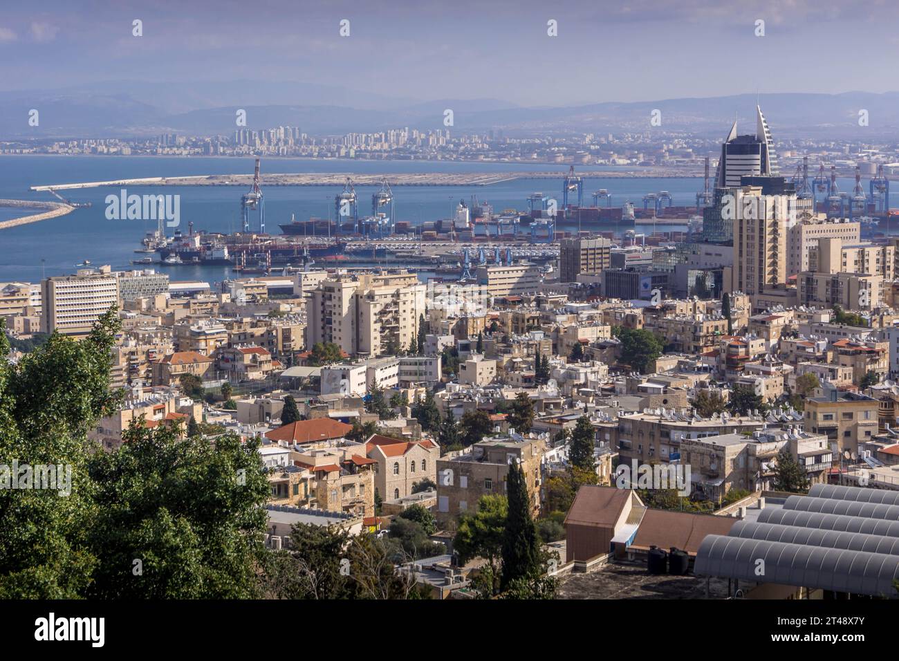La vue panoramique sur le port naval, le centre-ville, les bâtiments administrativev et la mer Méditerranée à Haïfa, au nord d'Israël. Banque D'Images
