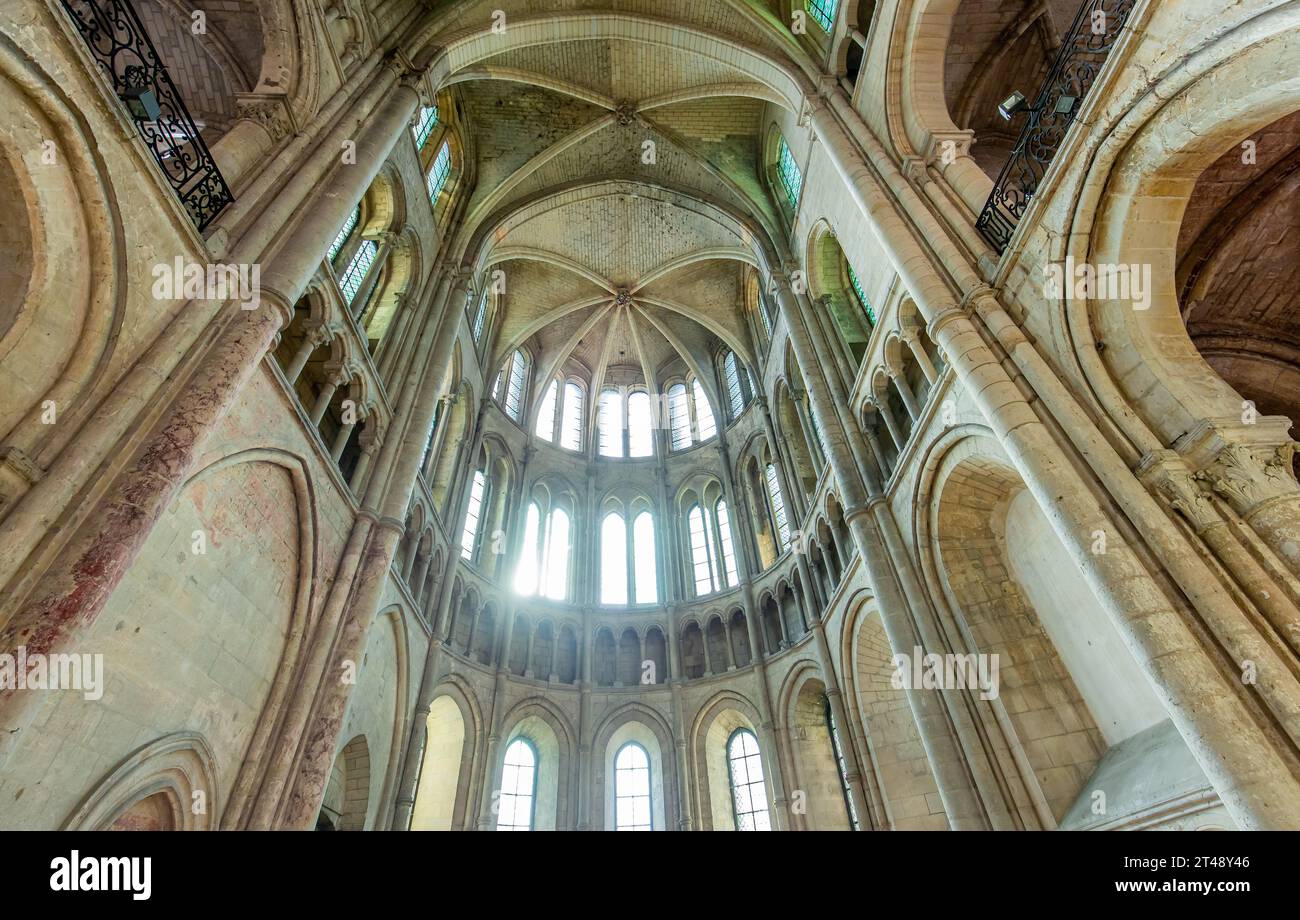 NOYON, FRANCE, 22 OCTOBRE 2023 : intérieurs et décors architecturaux de la cathédrale notre-Dame Vierge Marie Banque D'Images