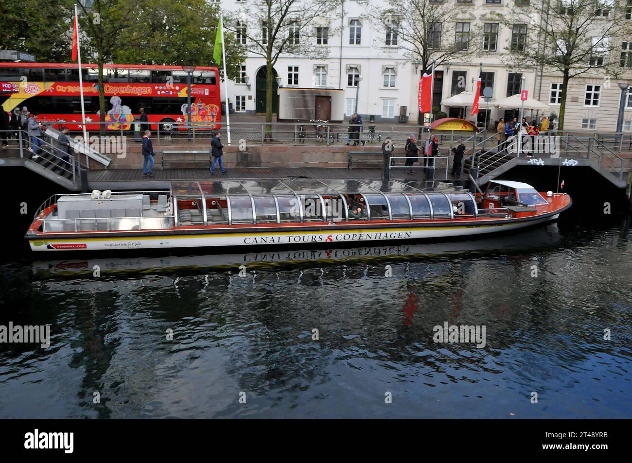 Copenhague, Danemark /29 octobre. 2023/. Les voyageurs qui visitent les canaux en bateau à copenhague et sautent dans le bus à arrêts multiples pour soupirer à Copenhague. Photo.Francis Joseph Dean/Dean Pictures crédit : Imago/Alamy Live News Banque D'Images