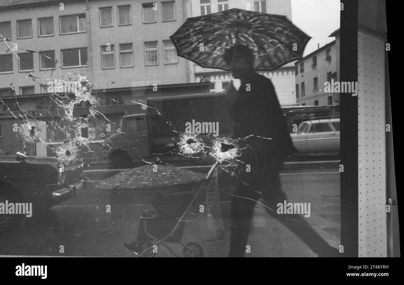Der Umzug der Kommunisten aus ihrem exil in der DDR 1969 DEU, Deutschland, Düsseldorf: der Umzug der Kommunisten aus ihrem exil in der DDR 1969 verlief nicht ohne Probleme, ermöglicht durch die Entspannungspolitik der Regierung Willy Brandt, kam die Führung der KPD 1969 nach Bonn, UM eine neue Partei zu gründen. Juristisch wurde aus der KPD die DKP. Bottrop. Anschlag auf Geschäftsstelle der DKP 1969 DEU, Allemagne, Düsseldorf : les communistes quittent leur exil en RDA en 1969 n'ont pas été sans problèmes. Rendu possible par la politique de dà tente du gouvernement Willy Brandt, la direction de Th Banque D'Images