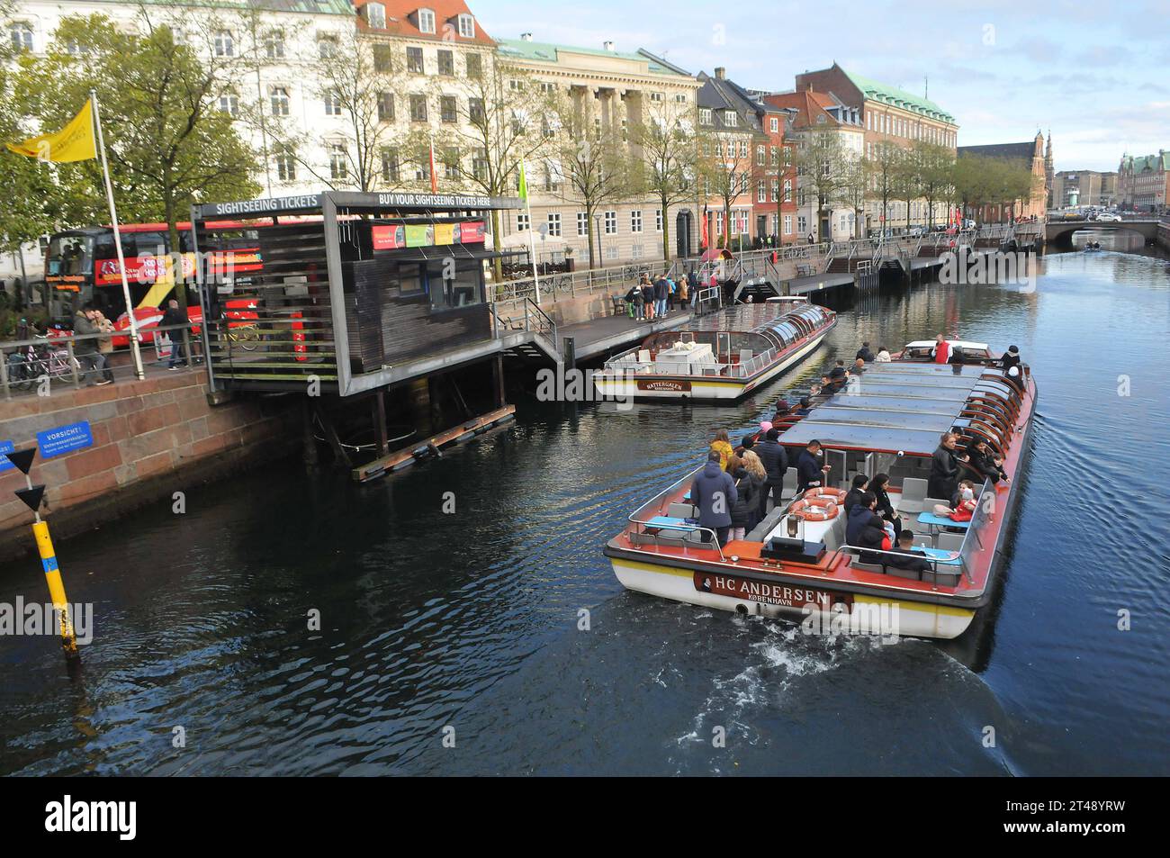 Copenhague, Danemark /29 octobre. 2023/. Les voyageurs qui visitent les canaux en bateau à copenhague et sautent dans le bus à arrêts multiples pour soupirer à Copenhague. Photo.Francis Joseph Dean/Dean Pictures crédit : Imago/Alamy Live News Banque D'Images