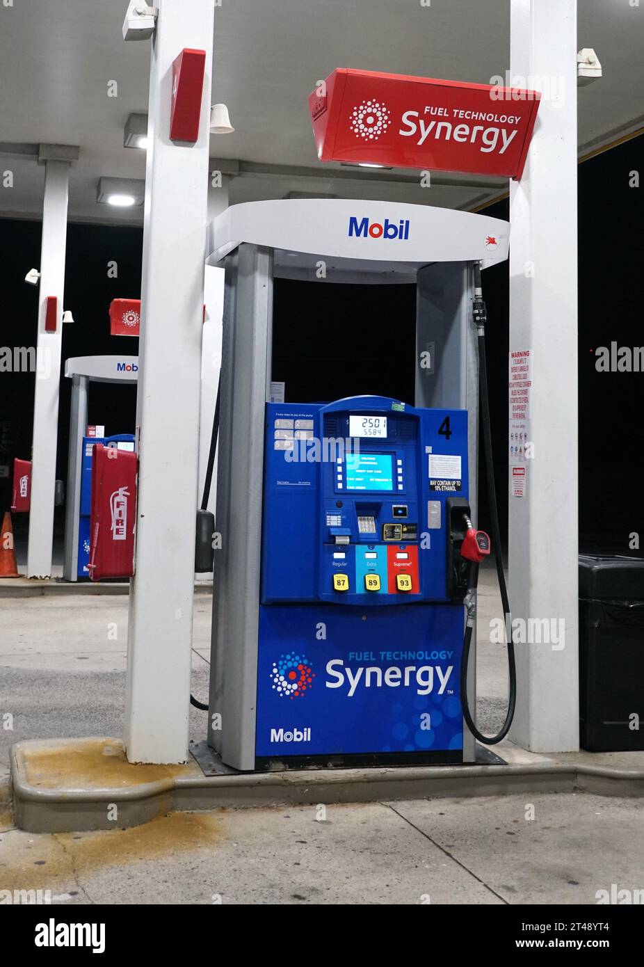 Poconos County, Pennsylvanie, États-Unis - 21 octobre 2023 - la pompe à essence Mobil avec technologie de carburant par Synergy Banque D'Images