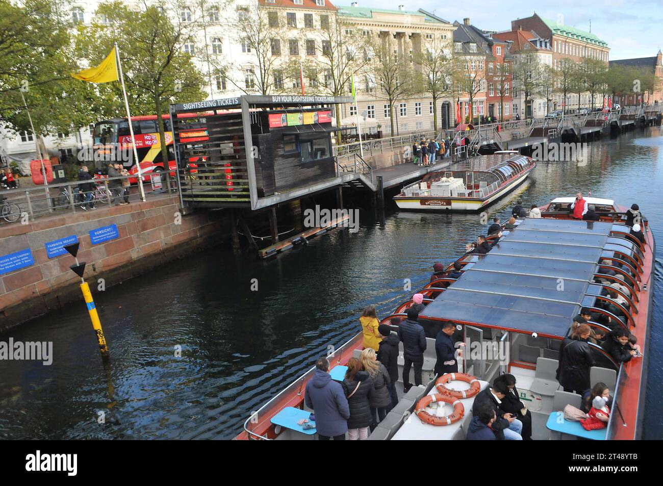 Copenhague, Danemark /29 octobre. 2023/. Les voyageurs qui visitent les canaux en bateau à copenhague et sautent dans le bus à arrêts multiples pour soupirer à Copenhague. Photo.Francis Joseph Dean/Dean Pictures crédit : Imago/Alamy Live News Banque D'Images