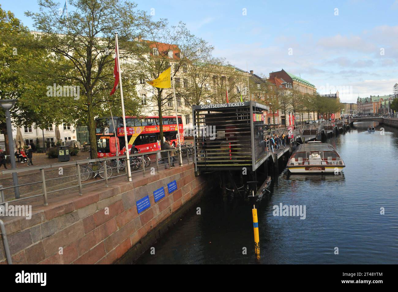 Copenhague, Danemark /29 octobre. 2023/. Les voyageurs qui visitent les canaux en bateau à copenhague et sautent dans le bus à arrêts multiples pour soupirer à Copenhague. Photo.Francis Joseph Dean/Dean Pictures crédit : Imago/Alamy Live News Banque D'Images