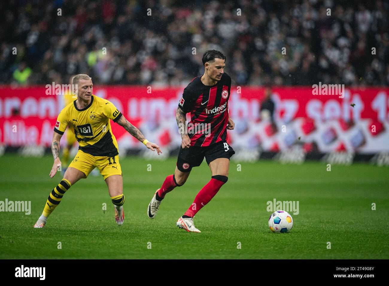 Francfort-sur-le-main, Allemagne. 29 octobre 2023. FRANCFORT, ALLEMAGNE - 29 OCTOBRE : 11 Marco Reus de la BvB Dortmund vs 4 Robin Koch, lors du match de Bundesliga entre l'Eintracht Frankfurt et le Borussia Dortmund au Deutsche Bank Park le 29 octobre 2023 à Francfort, Allemagne. (Photo de Dan O'Connor/ATP images) (O'CONNOR Dan/ATP/SPP) crédit : SPP Sport Press photo. /Alamy Live News Banque D'Images