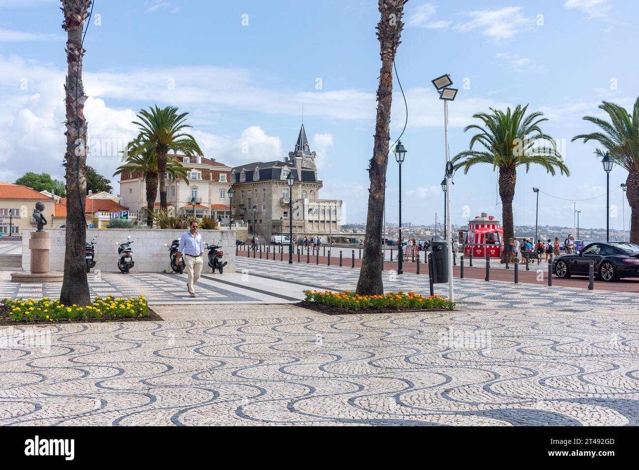 Promenade en bord de mer de Praça 5 de Outubro, Cascais, région de Lisbonne, Portugal Banque D'Images