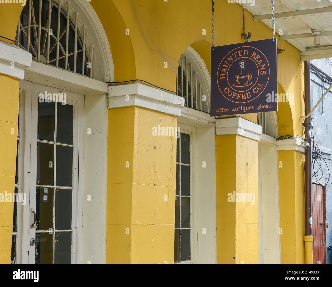 LA NOUVELLE-ORLÉANS, LA, États-Unis - 22 OCTOBRE 2023 : Haunted Beans Coffee Co. Sur Toulouse Street dans le quartier français Banque D'Images