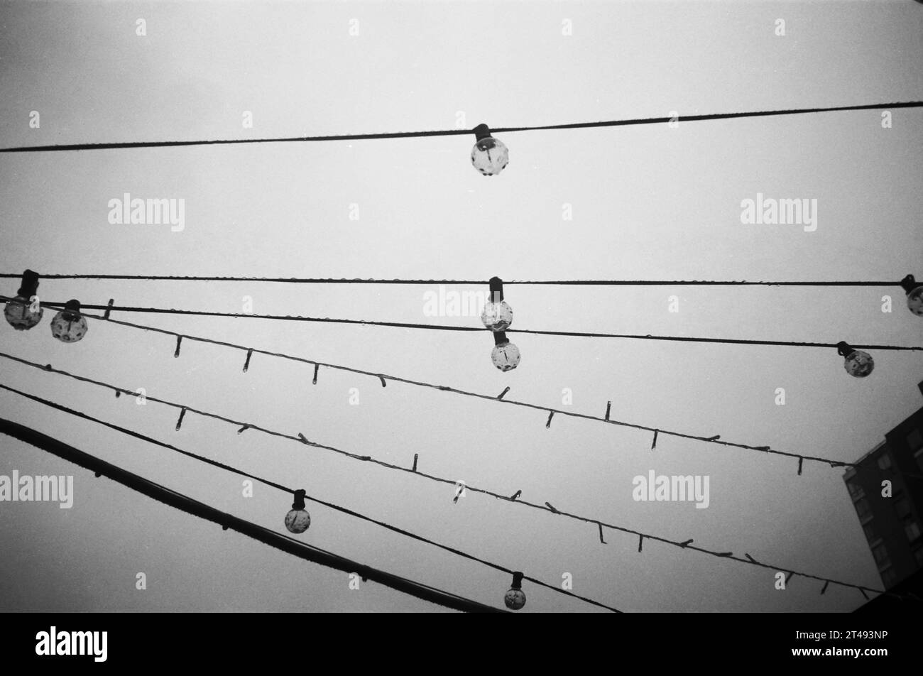 Lumières décoratives sous la pluie à l'extérieur de la salle à manger extérieure d'un restaurant à Chelsea à New York le samedi 14 octobre 2023. (© Richard B. Levine) Banque D'Images
