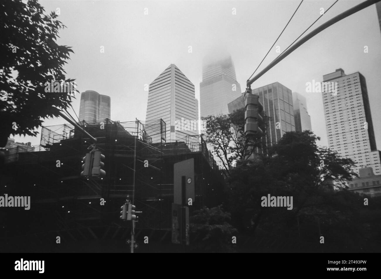 Le développement dans et autour de Hudson yards est vu enveloppé de brouillard le samedi 14 octobre 2023. (© Richard B. Levine) Banque D'Images