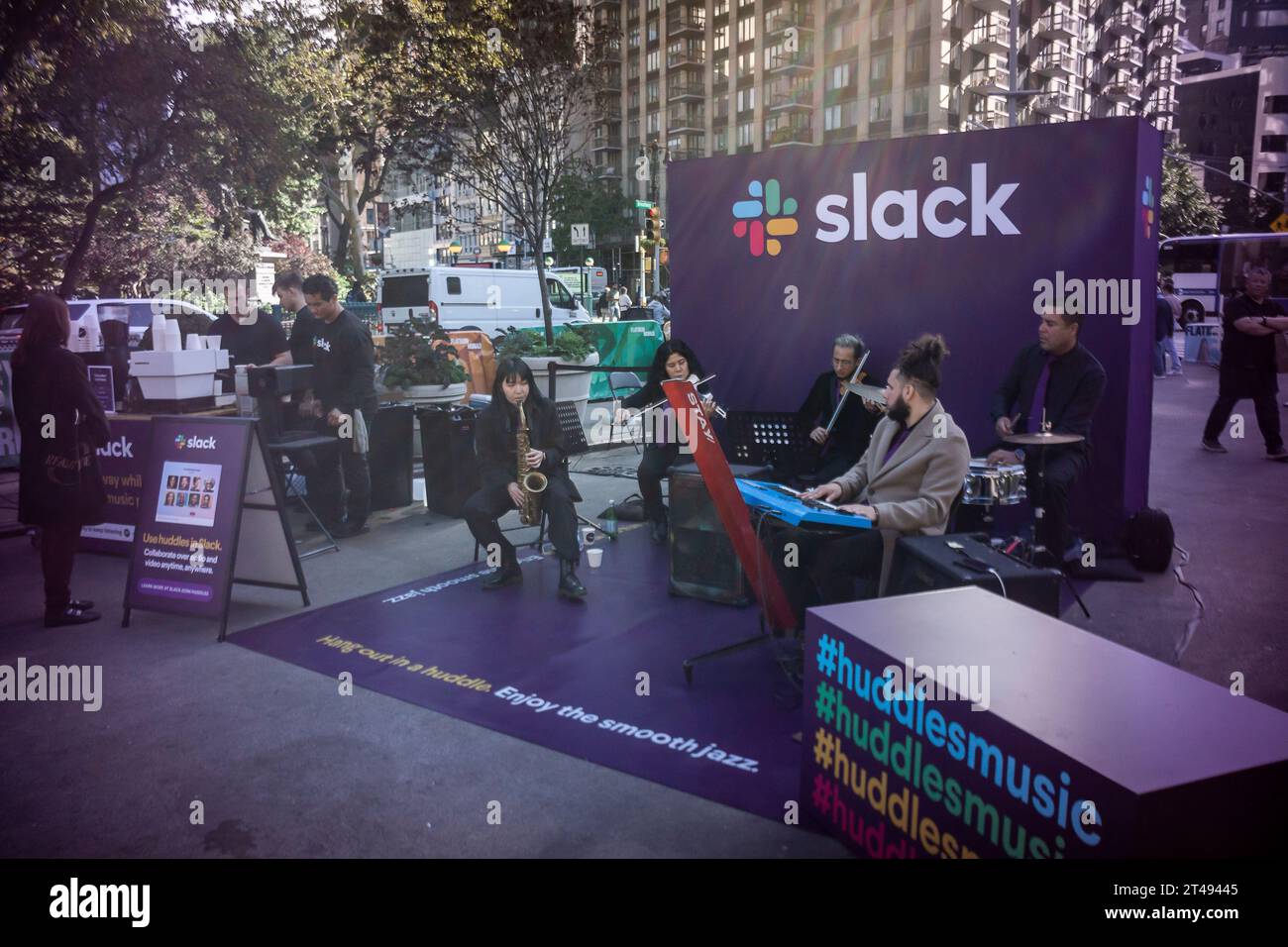 Activation de la marque Slack au Flatiron Plaza à New York le mercredi 25 octobre 2023. Le service de messagerie instantanée appartient à Salesforce depuis 2020.(© Richard B. Levine) Banque D'Images