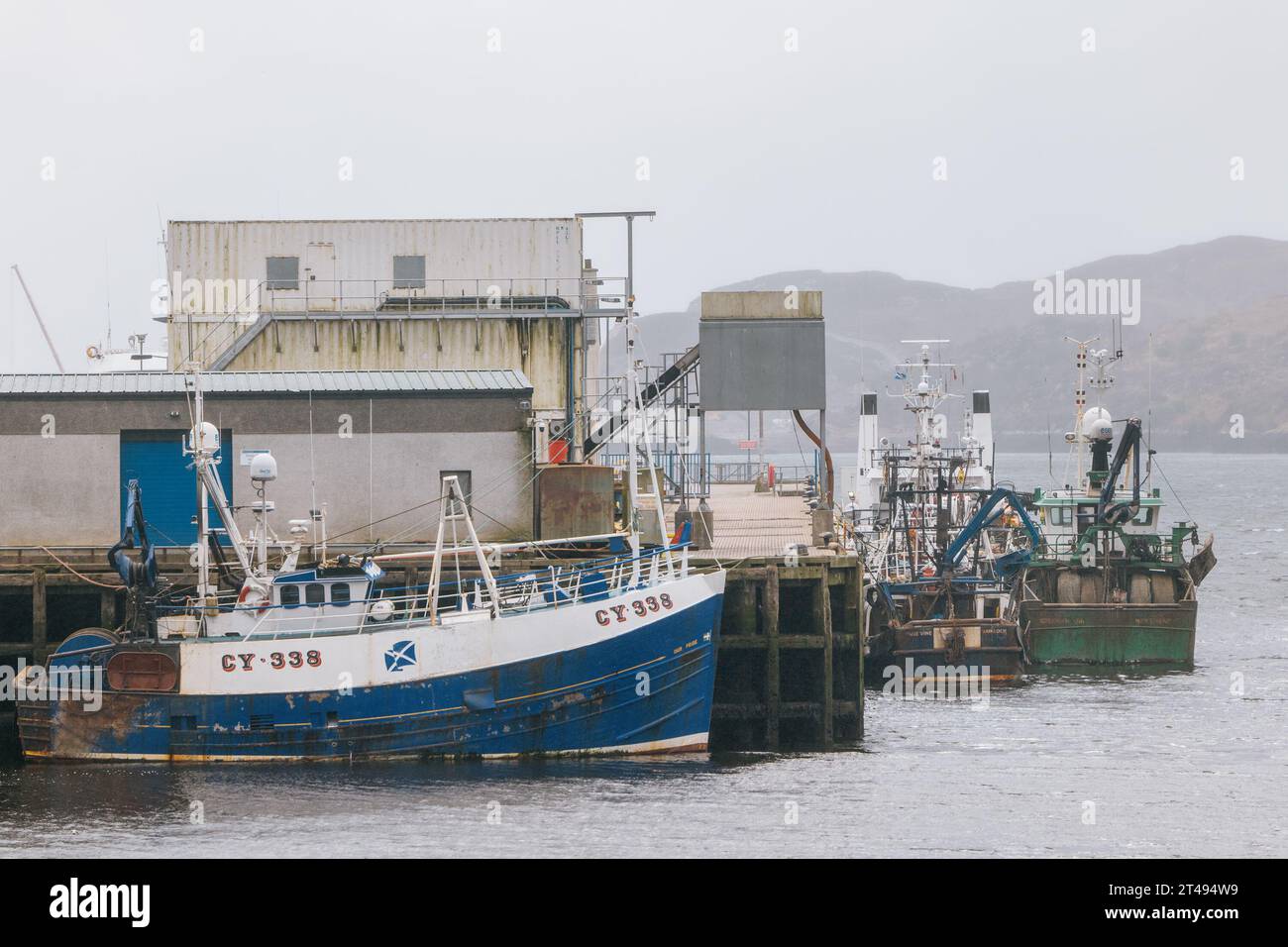 1 avril 2023 Bateaux à Stornoway Harbour, île de Lewis, Écosse, jour de pluie Banque D'Images