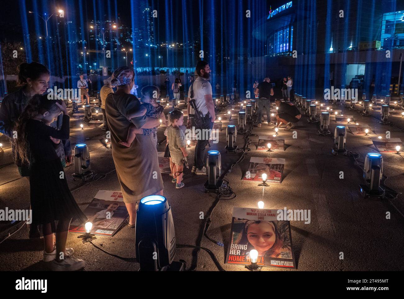 Jérusalem, Israël. 29 octobre 2023. Une famille israélienne religieuse regarde les affiches de quelques-uns des 229 Israéliens retenus en otage par le Hamas dans la bande de Gaza lors d’une veillée nocturne tenue devant un stade sportif au sud de Jérusalem le 29 octobre 2023. La veillée a des portraits de tous les otages disposés sur une terrasse et sera illuminée chaque nuit jusqu'à ce que les otages pris le 7 octobre 2023 lors de l'attaque terroriste du Hamas soient libérés. Photo de Jim Hollander/UPI crédit : UPI/Alamy Live News Banque D'Images Jérusalem, Israël. 29 octobre 2023. Une famille israélienne religieuse regarde les affiches de quelques-uns des 229 Israéliens retenus en otage par le Hamas dans la bande de Gaza lors d’une veillée nocturne tenue devant un stade sportif au sud de Jérusalem le 29 octobre 2023. La veillée a des portraits de tous les otages disposés sur une terrasse et sera illuminée chaque nuit jusqu'à ce que les otages pris le 7 octobre 2023 lors de l'attaque terroriste du Hamas soient libérés. Photo de Jim Hollander/UPI crédit : UPI/Alamy Live News Banque D'Images
