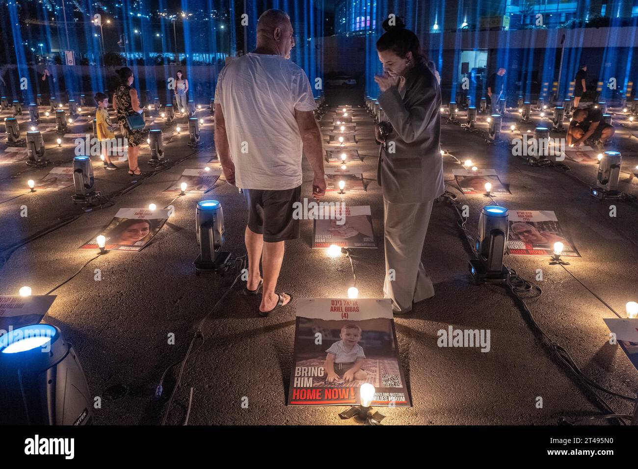 Jérusalem, Israël. 29 octobre 2023. Les Israéliens regardent les affiches de quelques-uns des 229 Israéliens retenus en otage par le Hamas à l’intérieur de la bande de Gaza lors d’une veillée nocturne tenue devant un stade sportif au sud de Jérusalem le 29 octobre 2023. La veillée a des portraits de tous les otages disposés sur une terrasse et sera illuminée chaque nuit jusqu'à ce que les otages pris le 7 octobre 2023 lors de l'attaque terroriste du Hamas soient libérés. L'affiche au premier plan montre Ariel Bibas, 4 ans. Photo de Jim Hollander/UPI crédit : UPI/Alamy Live News Banque D'Images Jérusalem, Israël. 29 octobre 2023. Les Israéliens regardent les affiches de quelques-uns des 229 Israéliens retenus en otage par le Hamas à l’intérieur de la bande de Gaza lors d’une veillée nocturne tenue devant un stade sportif au sud de Jérusalem le 29 octobre 2023. La veillée a des portraits de tous les otages disposés sur une terrasse et sera illuminée chaque nuit jusqu'à ce que les otages pris le 7 octobre 2023 lors de l'attaque terroriste du Hamas soient libérés. L'affiche au premier plan montre Ariel Bibas, 4 ans. Photo de Jim Hollander/UPI crédit : UPI/Alamy Live News Banque D'Images