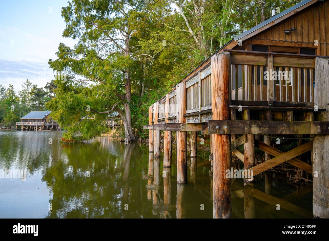 LAKE FAUSSE POINTE, LOUISIANE, USA - 26 OCTOBRE 2023 : cabanes au bord de l'eau au parc d'État du lac fausse Pointe dans le bassin de la rivière Atchafalaya Banque D'Images