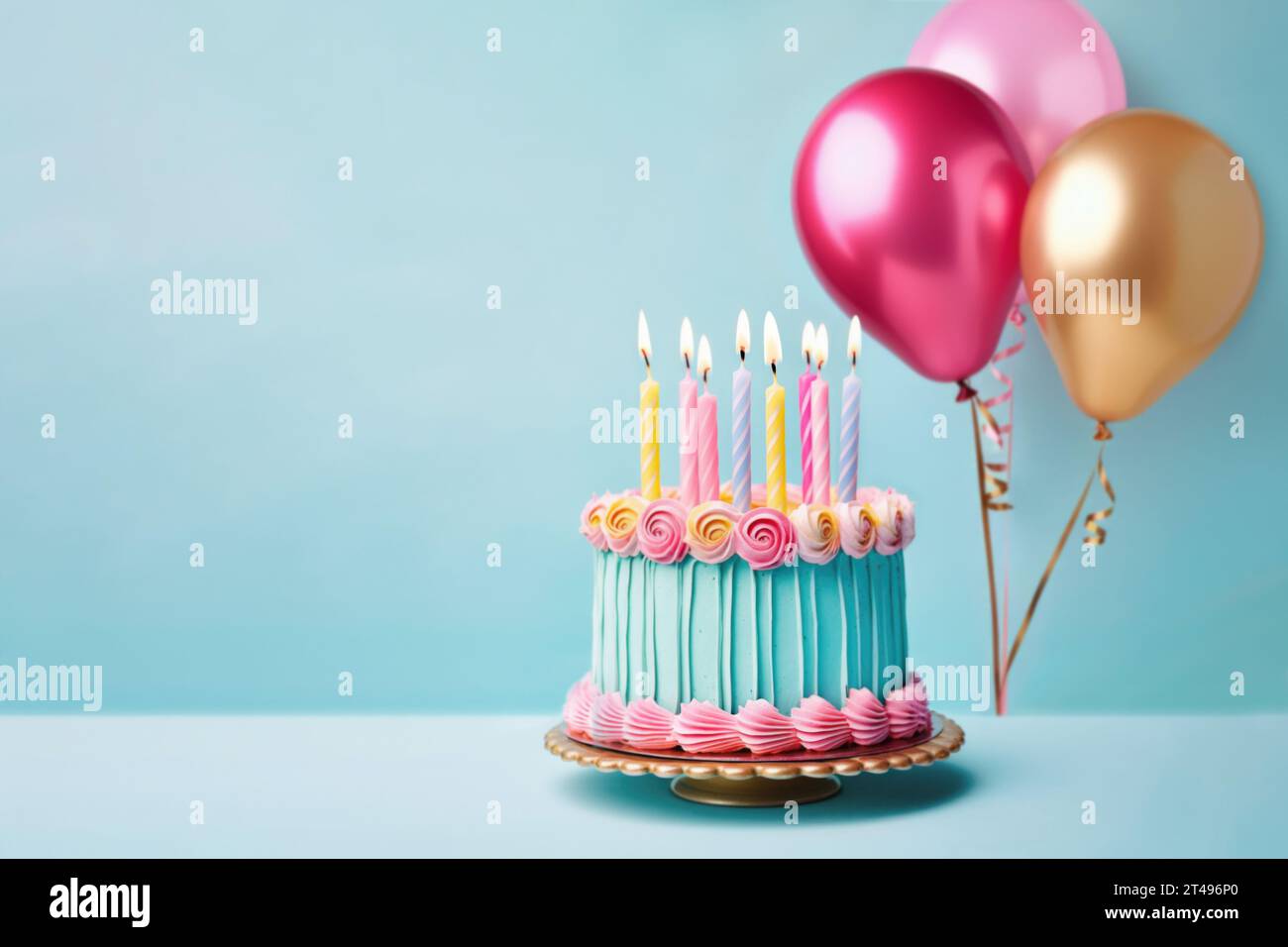 Beau gâteau d'anniversaire avec des fleurs au beurre passepoilées, des bougies d'anniversaire et des ballons d'anniversaire roses et or Banque D'Images