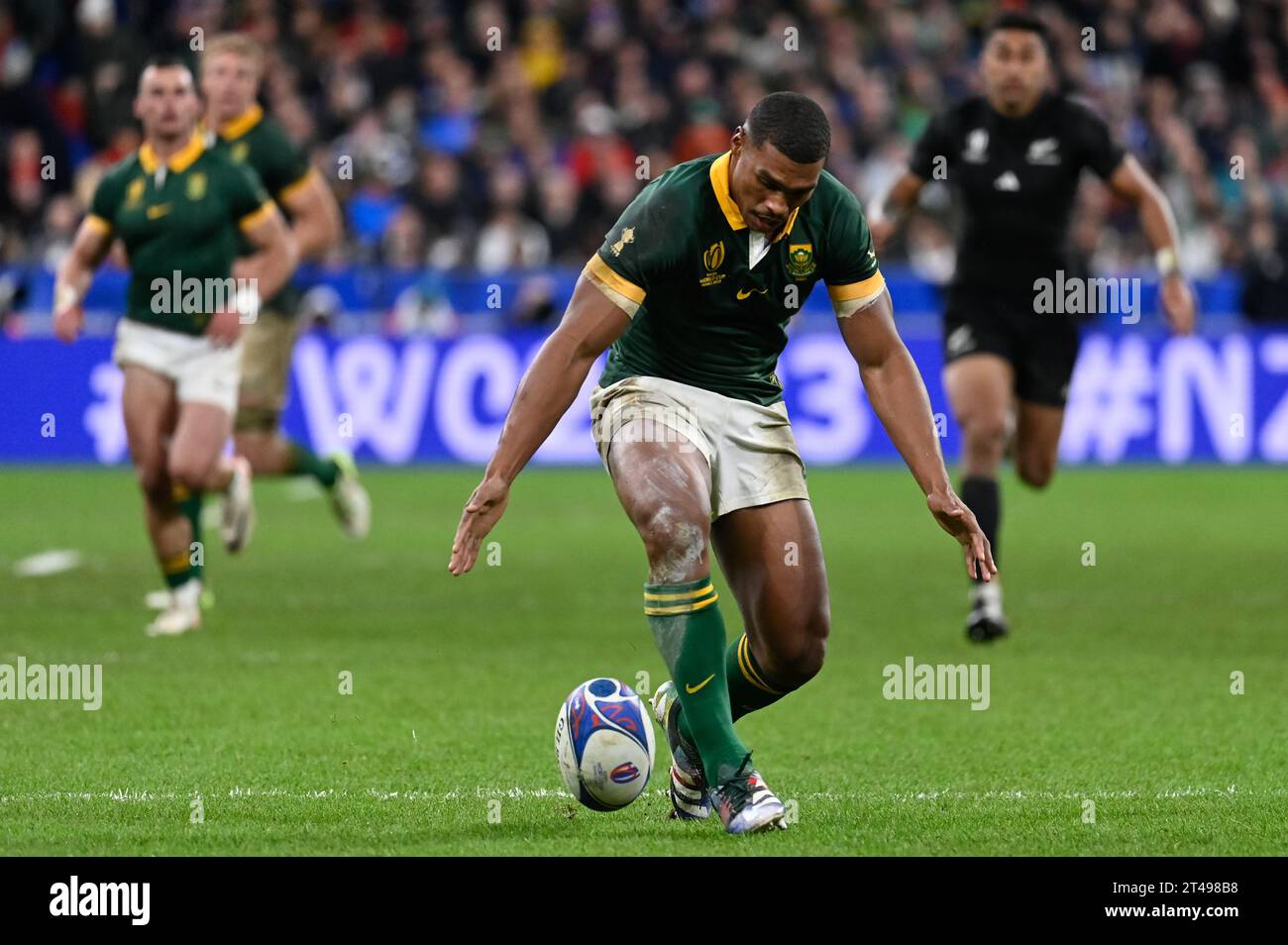 Saint Denis, France. 28 octobre 2023. Julien Mattia/le Pictorium - Afrique du Sud - Nouvelle-Zélande coupe du monde de Rugby - 28/10/2023 - France/Seine-Saint-Denis/Saint-Denis - Damian Willemse récupère un ballon perdu lors de la finale de la coupe du monde de Rugby 2023 entre l'Afrique du Sud et la Nouvelle-Zélande, au Stade de France, le 27 octobre 2023. Crédit : LE PICTORIUM/Alamy Live News Banque D'Images