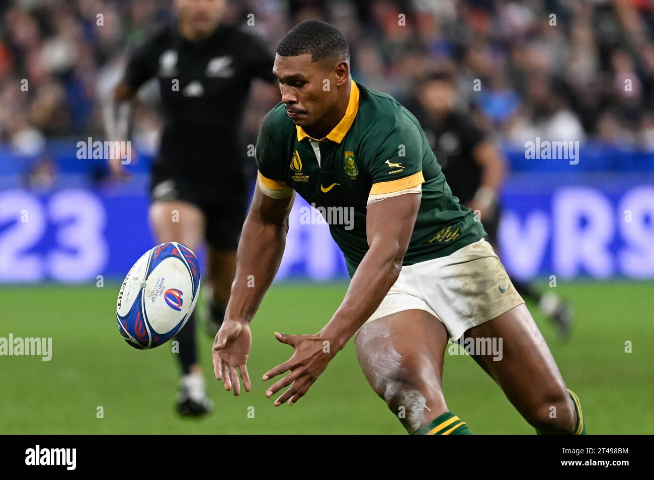 Saint Denis, France. 28 octobre 2023. Julien Mattia/le Pictorium - Afrique du Sud - Nouvelle-Zélande coupe du monde de Rugby - 28/10/2023 - France/Seine-Saint-Denis/Saint-Denis - Damian Willemse récupère un ballon perdu lors de la finale de la coupe du monde de Rugby 2023 entre l'Afrique du Sud et la Nouvelle-Zélande, au Stade de France, le 27 octobre 2023. Crédit : LE PICTORIUM/Alamy Live News Banque D'Images