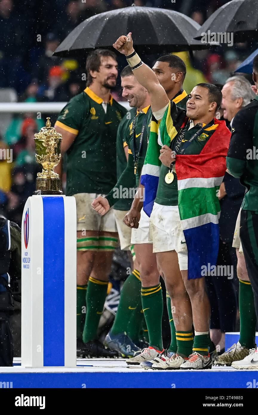 Saint Denis, France. 28 octobre 2023. Julien Mattia/le Pictorium - Afrique du Sud - Nouvelle-Zélande coupe du monde de Rugby - 28/10/2023 - France/Seine-Saint-Denis/Saint-Denis - FAF de Klerk et Cheslin Kolbe sur le podium lors de la finale de la coupe du monde de Rugby 2023 entre l'Afrique du Sud et la Nouvelle-Zélande, au Stade de France, le 27 octobre 2023. Crédit : LE PICTORIUM/Alamy Live News Banque D'Images