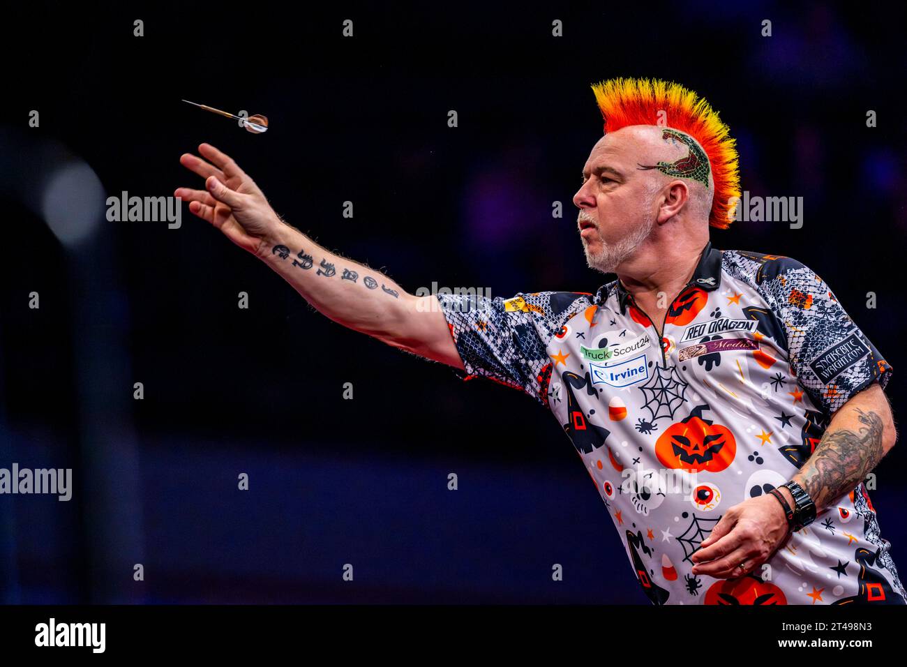 Dortmund, Allemagne. 29 octobre 2023. Fléchettes : Championnat d'Europe, Journée des finales, demi-finales : Peter Wright - Danny Noppert : Peter Wright lance une fléchette. Crédit : David Inderlied/dpa/Alamy Live News Banque D'Images