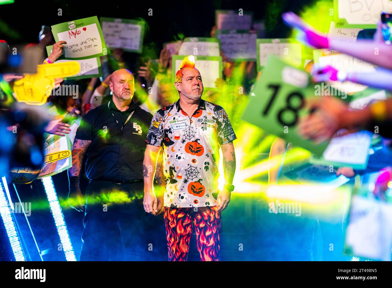 Dortmund, Allemagne. 29 octobre 2023. Fléchettes : Championnat d'Europe, dernier jour, demi-finale : Peter Wright - Danny Noppert : les fans célèbrent Peter Wright lors de son entrée. Crédit : David Inderlied/dpa/Alamy Live News Banque D'Images