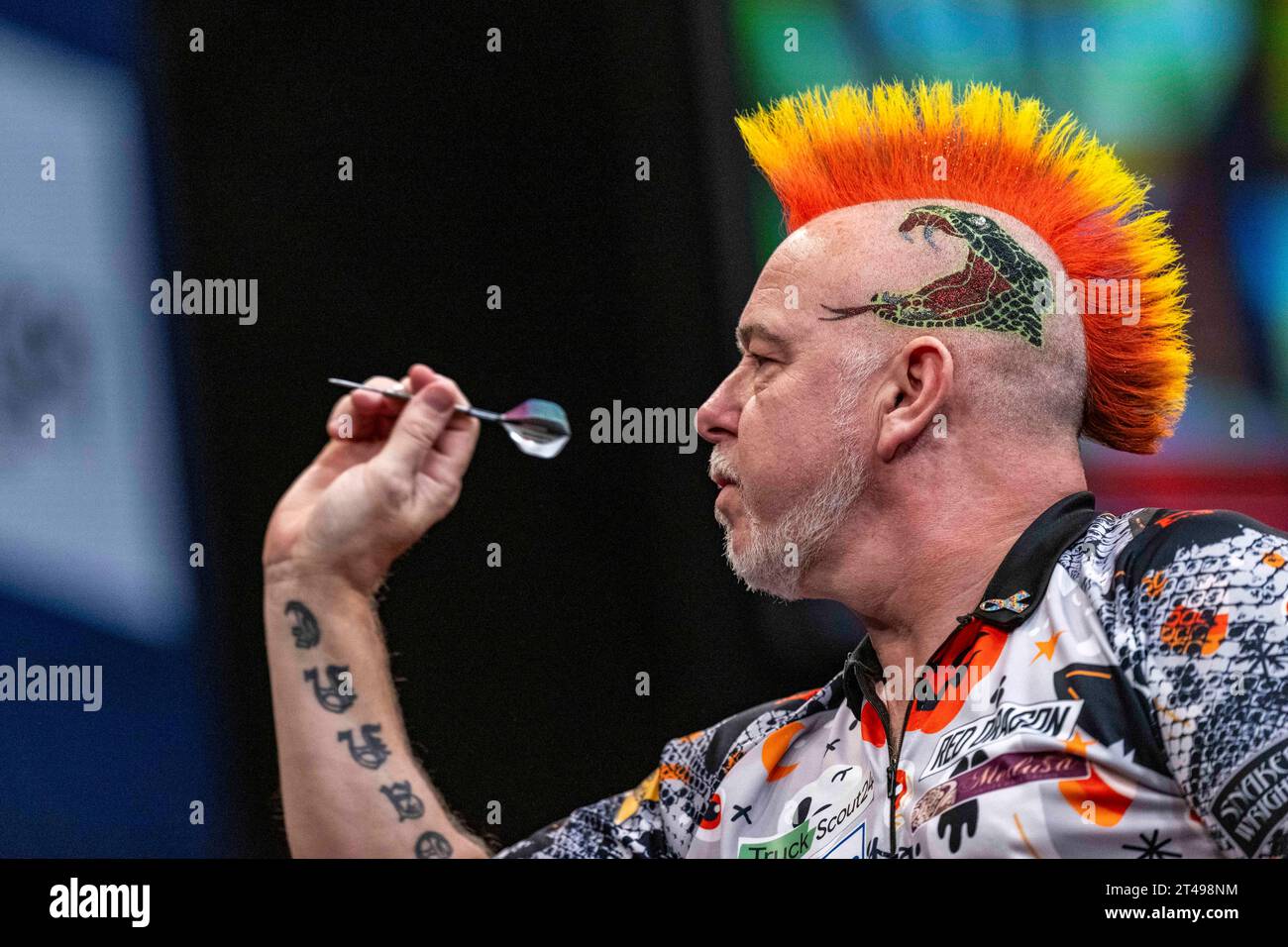 Dortmund, Allemagne. 29 octobre 2023. Fléchettes : Championnat d'Europe, Journée des finales, demi-finales : Peter Wright - Danny Noppert : Peter Wright lance une fléchette. Crédit : David Inderlied/dpa/Alamy Live News Banque D'Images