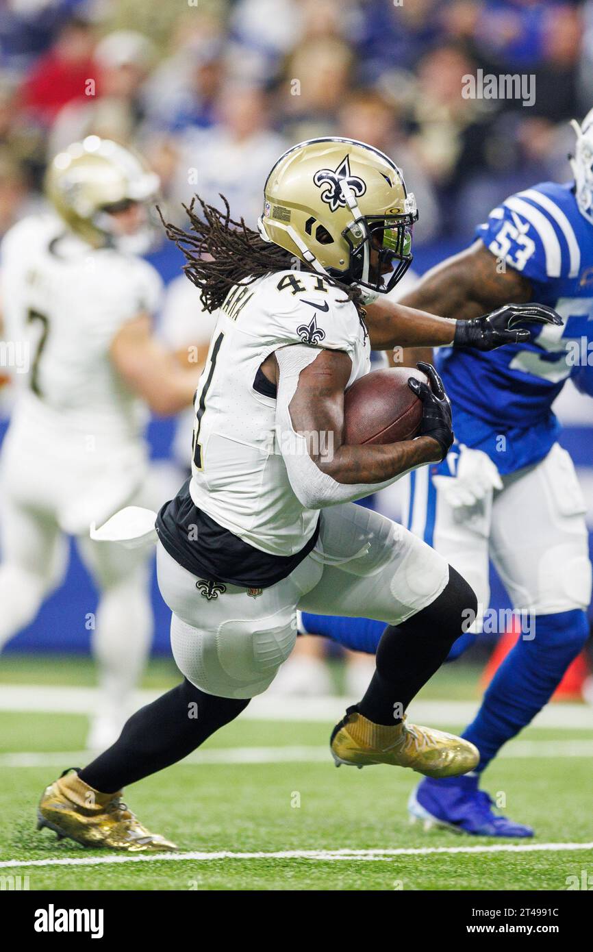 Indianapolis, Indiana, États-Unis. 29 octobre 2023. Alvin Kamara (41) court avec le ballon lors d'un match de la NFL contre les Colts d'Indianapolis au Lucas Oil Stadium d'Indianapolis, Indiana. John Mersits/CSM/Alamy Live News Banque D'Images