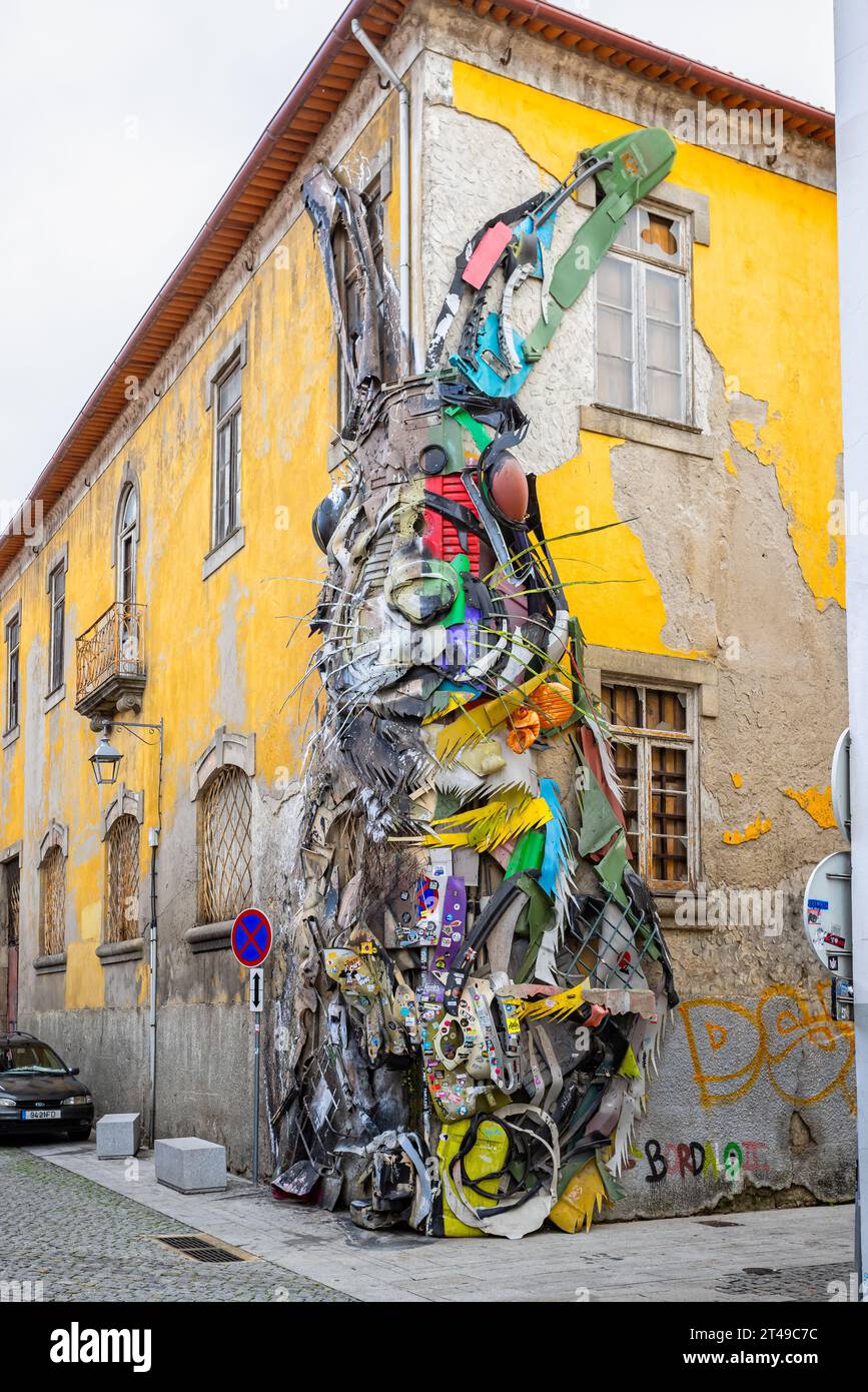 Énorme lapin en métal géant fait de jonque sur le côté de la maison à Vila Nova de Gaia, Porto, Portugal sur 18 Ocotber 2023 Banque D'Images