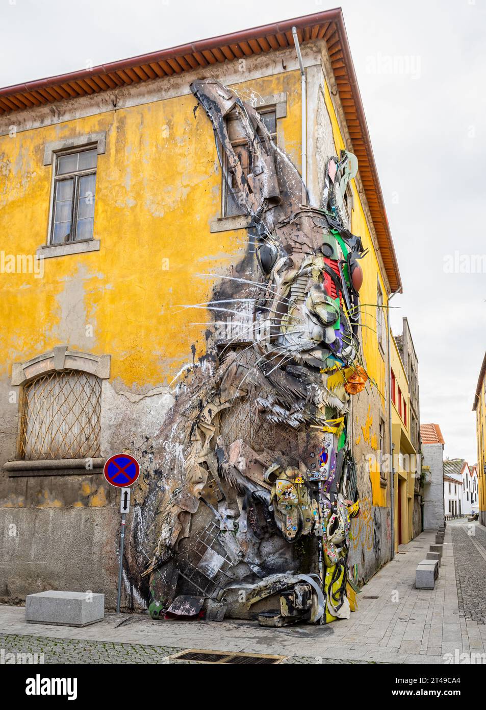 Énorme lapin en métal géant fait de jonque sur le côté de la maison à Vila Nova de Gaia, Porto, Portugal sur 18 Ocotber 2023 Banque D'Images