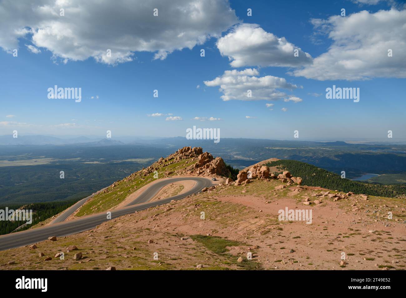 Route sinueuse menant à Pikes Peak dans les montagnes Rocheuses au Colorado, États-Unis Banque D'Images