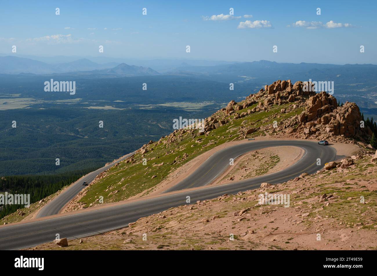 Route sinueuse menant à Pikes Peak dans les montagnes Rocheuses au Colorado, États-Unis Banque D'Images