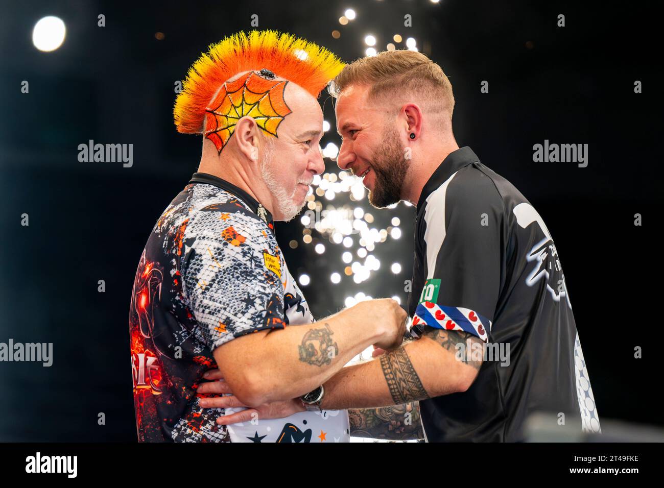 Dortmund, Allemagne. 29 octobre 2023. Fléchettes : Championnat d'Europe, dernier jour, demi-finale : Peter Wright - Danny Noppert : Peter Wright (l) et Danny Noppert parlent après le match. Crédit : David Inderlied/dpa/Alamy Live News Banque D'Images