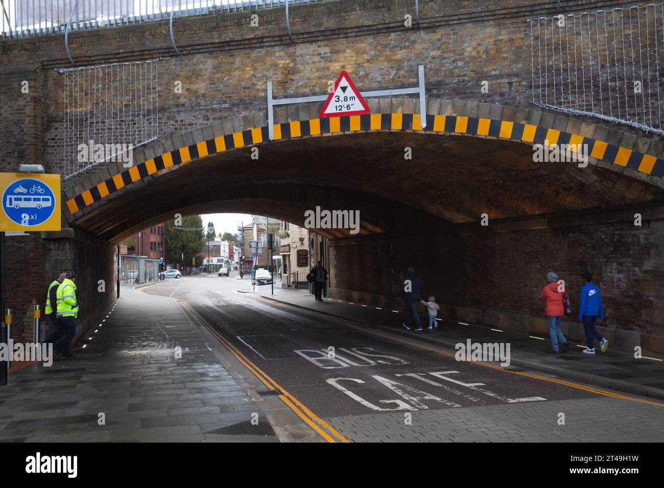 Piétons marchant sous le pont près du coin de Duke Street, Chelmsford, Essex, City Streets, 2023 Banque D'Images