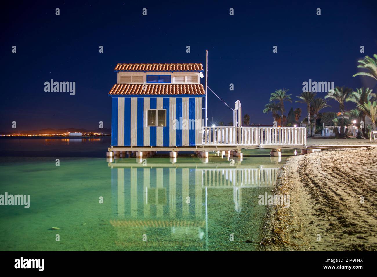 Ancien spa sur la Mar Menor dans la municipalité de Los Alcazares, région de Murcie avec lumière artificielle la nuit Banque D'Images