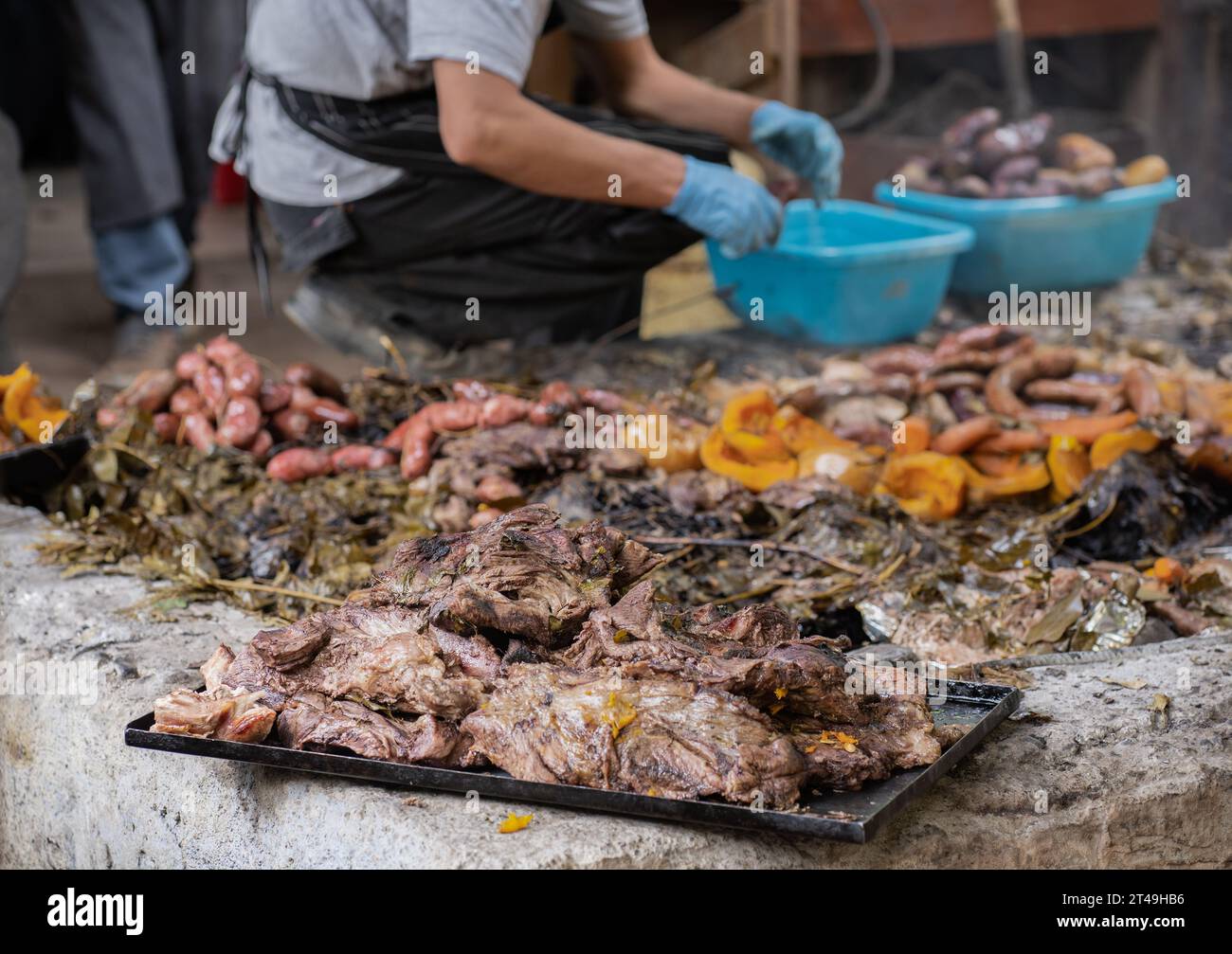 Un plateau avec de la viande préparée sous terre dans le cadre de la cérémonie du curanto, un aliment traditionnel de Patagonie.Colonia Suiza, Bariloche, Argentine. Banque D'Images