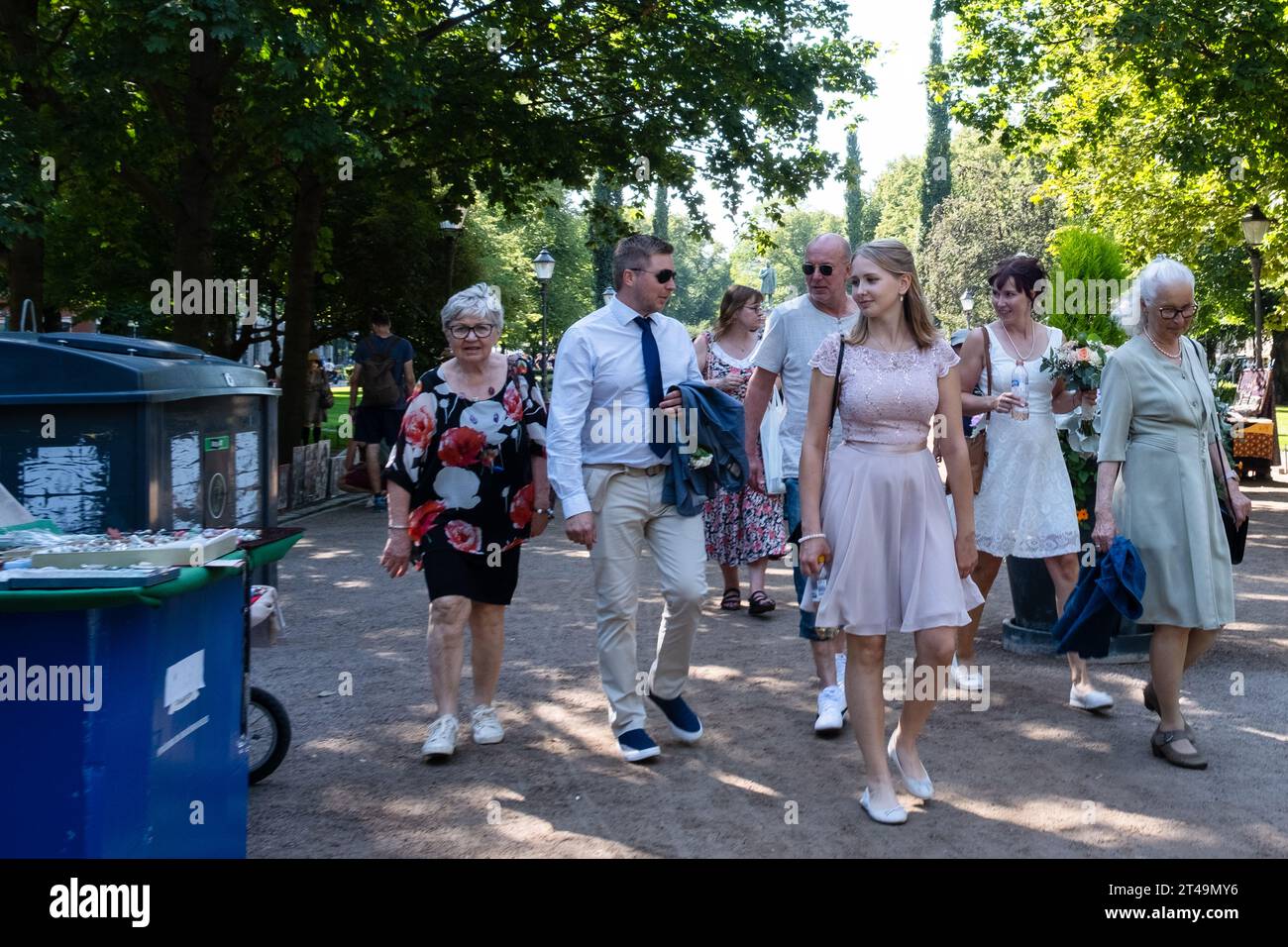 ESPLANADI PARK, HELSINKI : les gens dans leurs vêtements intelligents défilent au soleil dans Esplanadi Park en été dans le centre d'Helsinki, Finlande. Photo : Rob Watk Banque D'Images