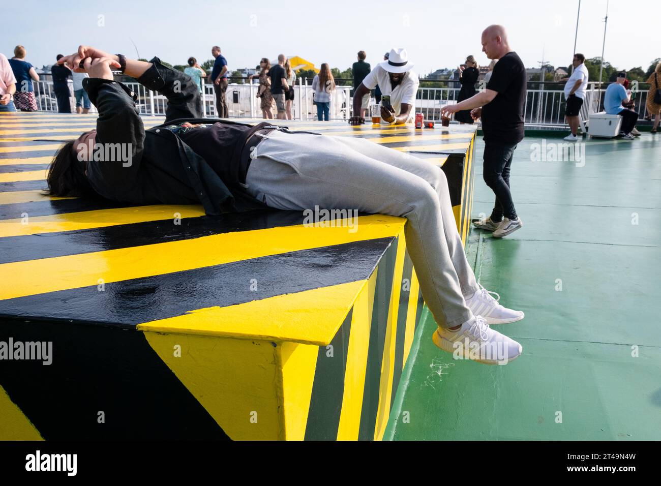 Passagers à bord d'un ferry de croisière dans le port central d'Helsinki voyageant sur une croisière de la mer Baltique entre la Finlande, Åland et Stockholm en Suède. Banque D'Images