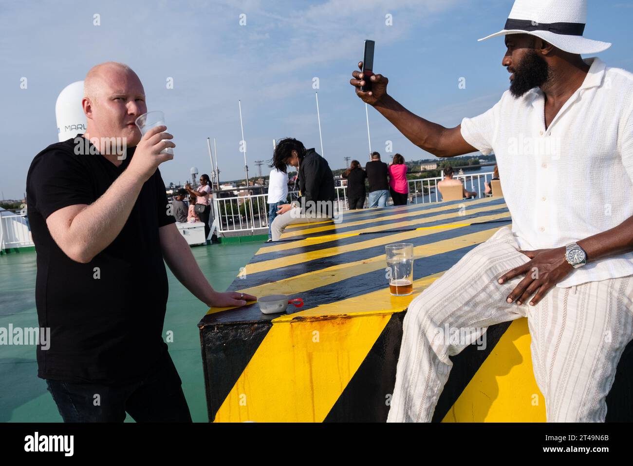 Passagers à bord d'un ferry de croisière dans le port central d'Helsinki voyageant sur une croisière de la mer Baltique entre la Finlande, Åland et Stockholm en Suède. Banque D'Images