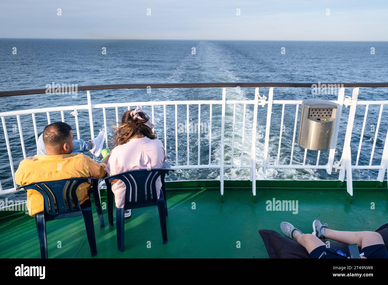 Les passagers se détendent sur un ferry de croisière quittant Helsinki et voyageant derrière eux pour une croisière sur la mer Baltique entre la Finlande, Åland et Stockholm en Suède. Banque D'Images