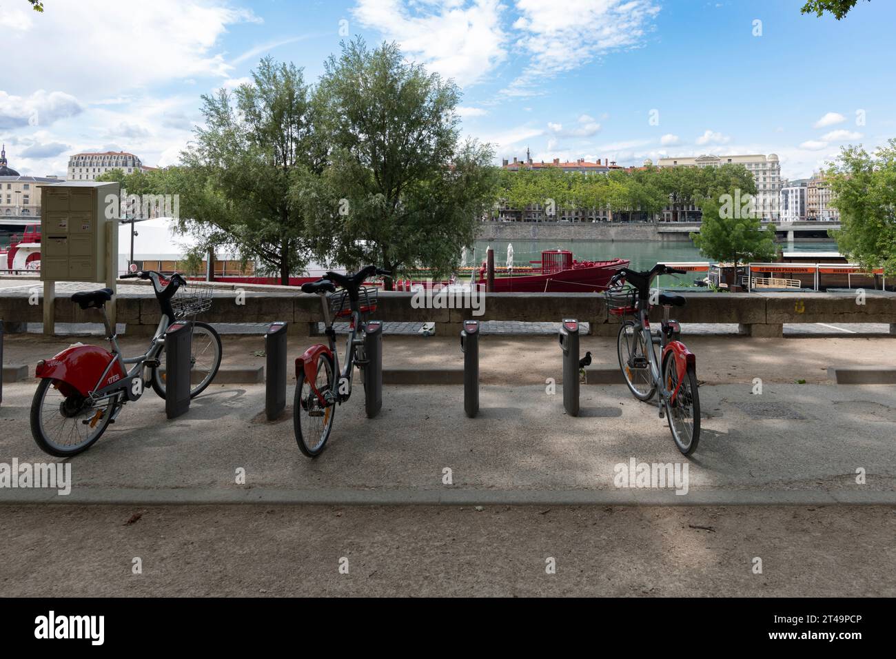 France, Lyon, 27 juillet 2019. parking à vélos en libre-service Banque D'Images