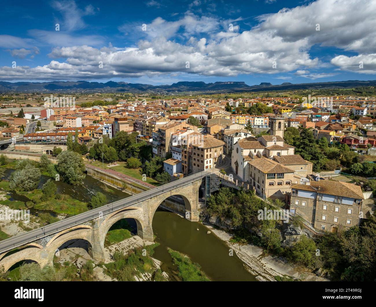 Vue aérienne de la ville de Roda de Ter près de la rivière Ter, à Plana de Vic (Osona, Barcelone, Catalogne, Espagne) ESP : Vista aérea de Roda de Ter Banque D'Images