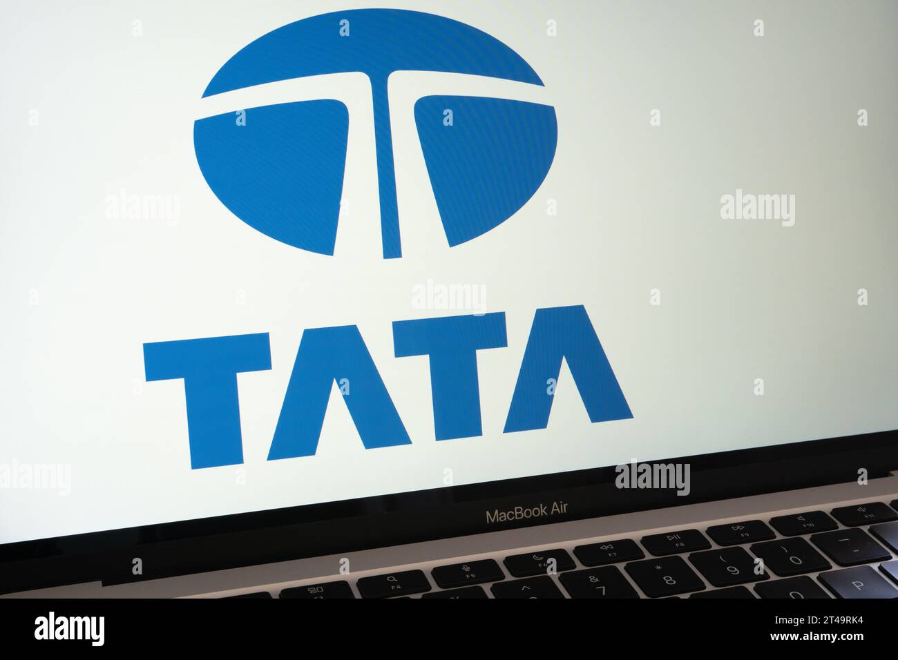 Logo du groupe Tata visible sur l'écran de l'ordinateur portable. Concept. Stafford, Royaume-Uni, 29 octobre 2023 Banque D'Images