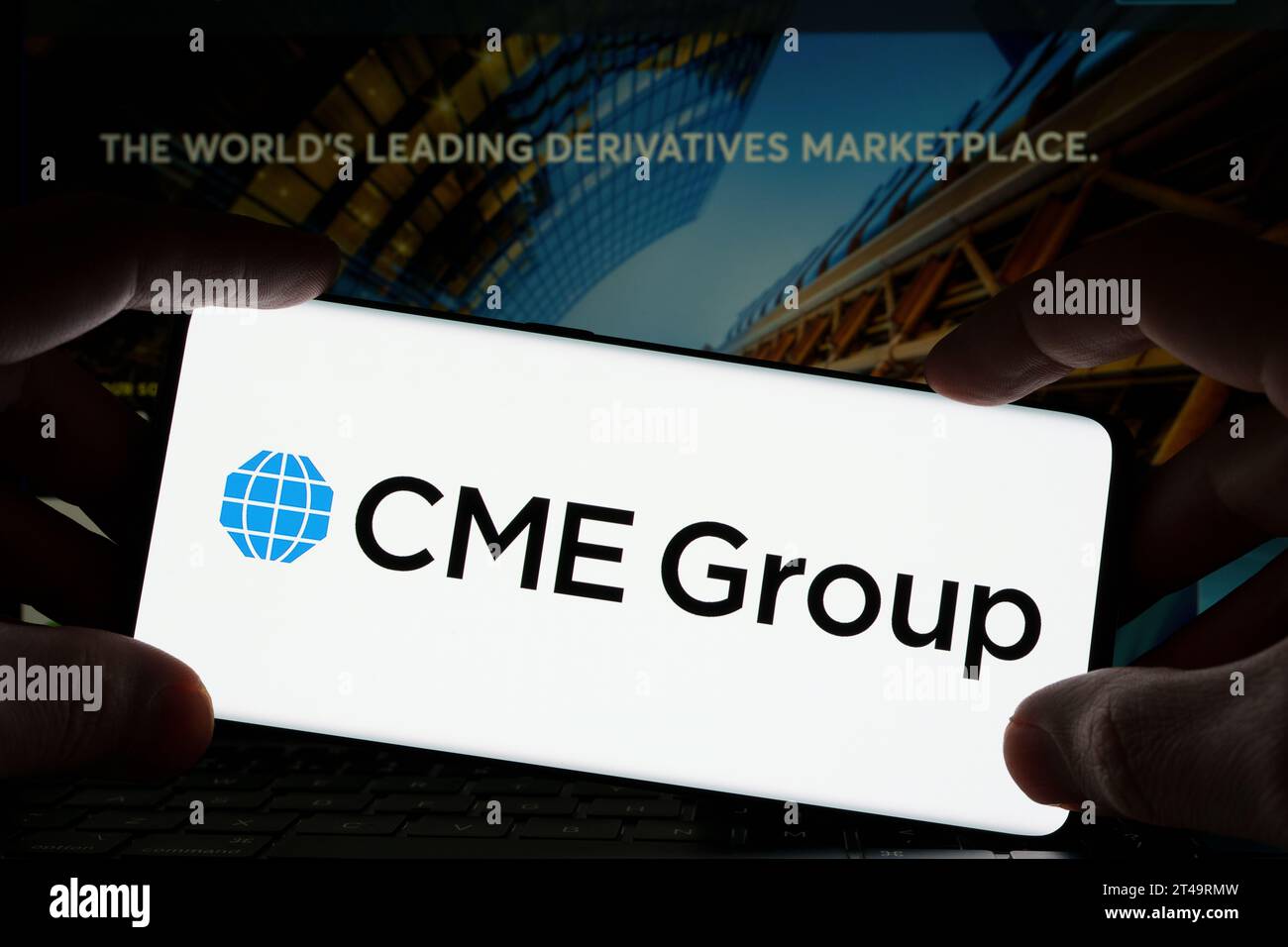 Logo du groupe CME vu sur le smartphone et le site Web de CME à l'arrière-plan flou. Stafford, Royaume-Uni, 29 octobre 2023 Banque D'Images